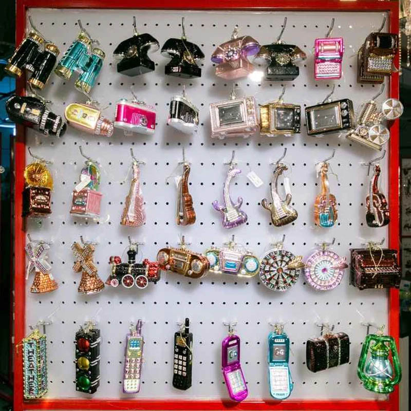 Hanging ornaments molding