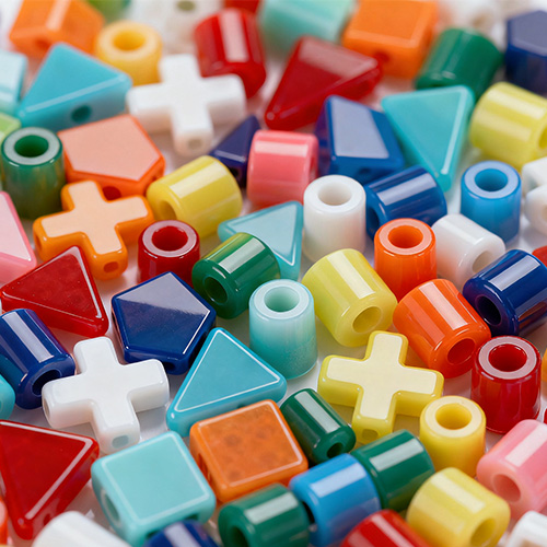 Moulage par injection de perles en plastique