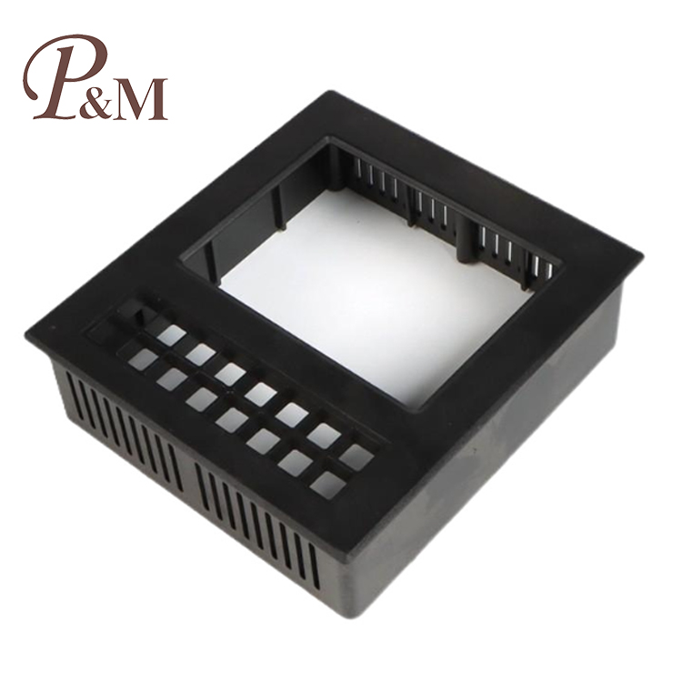 Moulage par injection de raccords en plastique