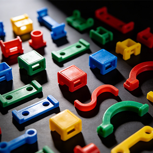 Moulage de petites pièces en plastique